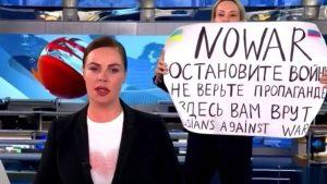 Read more about the article Russian TV Reporter Who Hijacked Prime Time News To Denounce War Is Hired By German Newspaper Die Welt